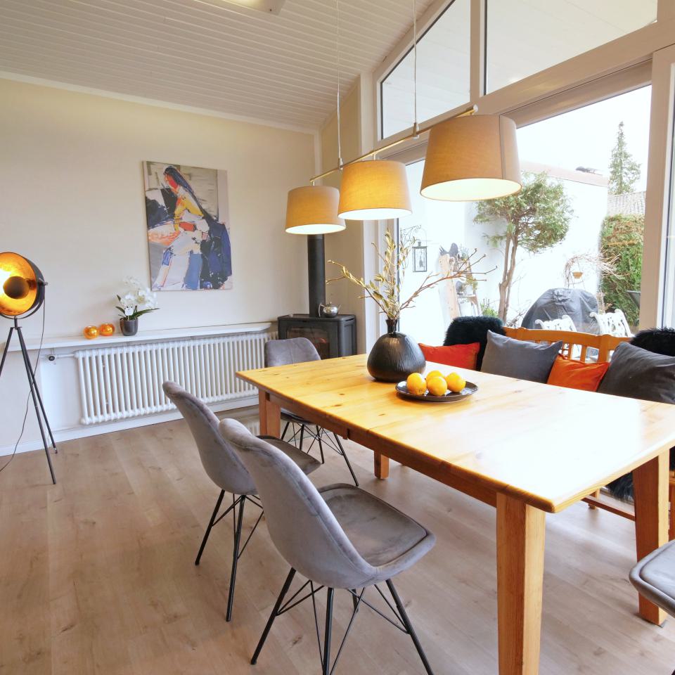 Bungalow mit WOW-Effekt! passend für alle Lebenslagen Herrlicher Bungalow zu verkaufen in Bad Wörishofen
4 Zimmer 
barrierefrei
Großer Wintergarten, Deckenhöhe 3,50 m
Sauna, Whirlpool mit uneinsehbarer Garten
großes Grundstück mit 578 m²

Ideal für Familien, Paare oder moderne Wohngemeinschaften
