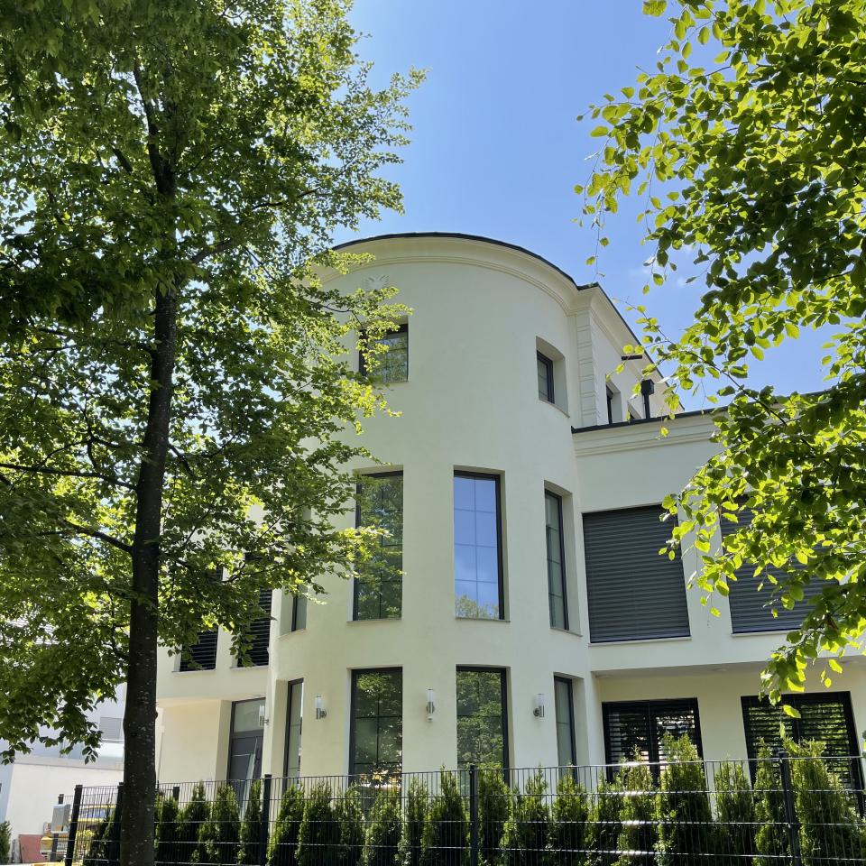 Der pure Luxus aussergewöhnliche Villa in Bestlage von Bad Wörishofen zu verkaufen Hier erwartet Sie eine außergewöhnliche Luxus- Villa mit 10 Zimmern und eigener Tiefgarage.
Ideal für eine Schönheitsklinik, Tagungsstätte oder eine größere Familie. Vielseitige Nutzung möglich. Diese Top- Anwesen befindet sich in Bestlagen von Bad Wörishofen und seinem herrlichen Kurpark.

Kaufpreis: 1.800.000 €
