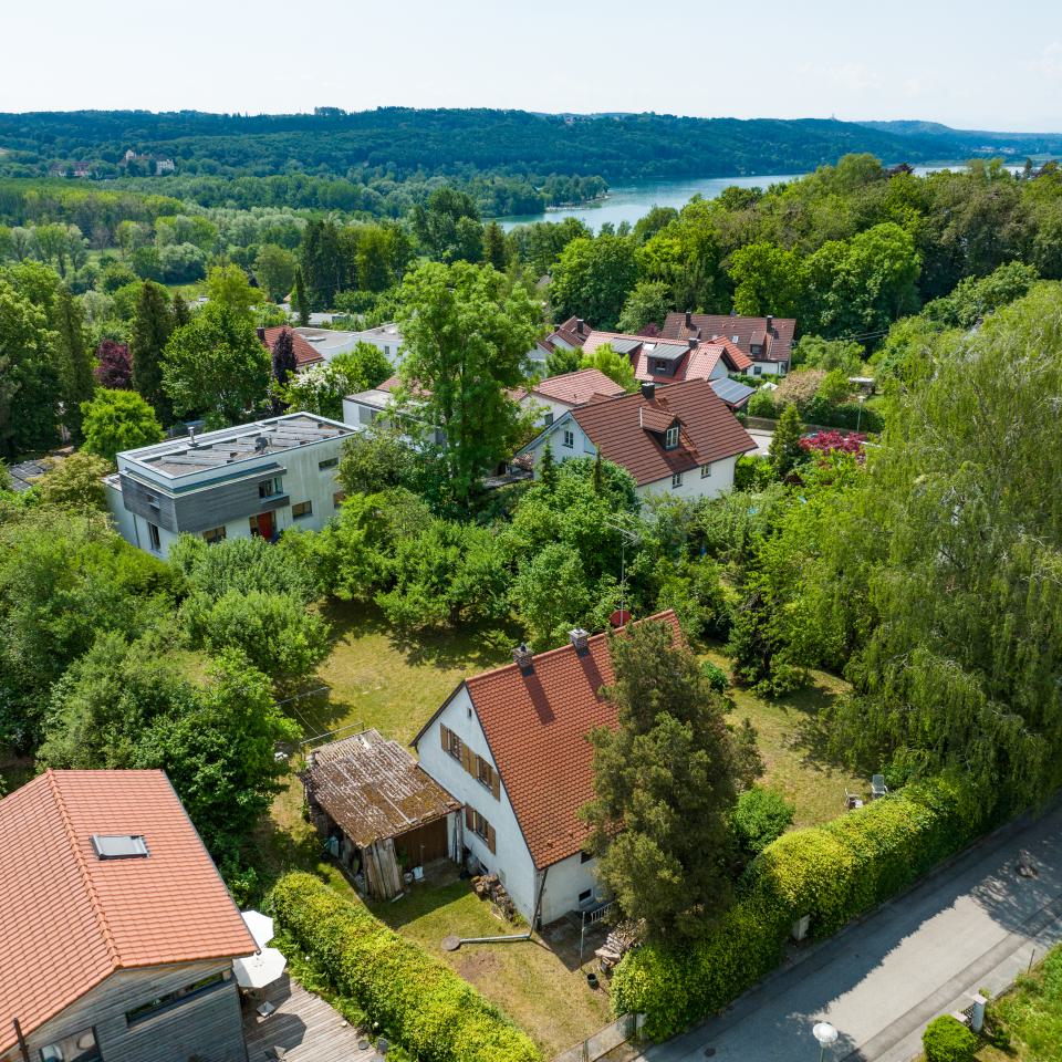 Traumhaftes Baugrundstück im Fünf-Seen-Land Seefeld am Pilsensee Herrvorragendes 1.280 großes Baugrundstück in begehrter Top- Lage von Hechendorf Seefeld Landkreis Starnberg.
Alle Seen wie z.B. der Wörthsee, Ammersee, Pilsensee  befinden sich im unmittelbarer Nähe.

Bebaubar nach § 34 der BauGB 

Kaufpreis: 1.750.000 €
