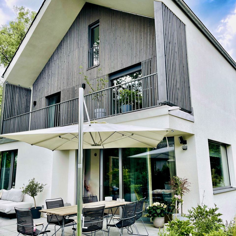 Ein absolutes Juwel in Schondorf am Ammersee nur 450 Meter zum See Prämiertes Architektenhaus Baujahr 2021, ein absoluter Wohntraum der keine Wünsche offen lässt. 9 Zimmer, Smart Home, Energetisches Traumhaus auf über 350m² Wohn/Nutzfläche. Doppelgarage, herrlich angelegter Garten.

Kaufpreis: 1.950.000€