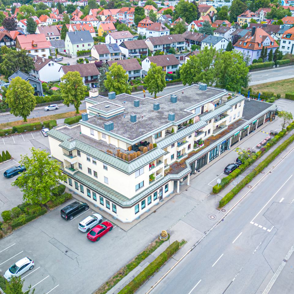 Beste Sichtbarkeit Gewerbeeinheit in bester Lage von Landsberg am Lech zu verkaufen Die hier angebotene Gewerbefläche erstreckt sich über großzügige 319 Quadratmeter, ist barrierefrei zugänglich und bietet zusätzlich 12 PKW-Stellplätze.
Die zentrale Lage, die vielseitigen Nutzungsmöglichkeiten und die gute Verkehrsanbindung machen dieses Objekt zu einer soliden Investition mit großem Renditepotenzial. Die Nachfrage nach attraktiven Gewerbeflächen in dieser Gegend ist hoch, was eine gute Auslastung und somit eine rentable Vermietung wahrscheinlich macht.