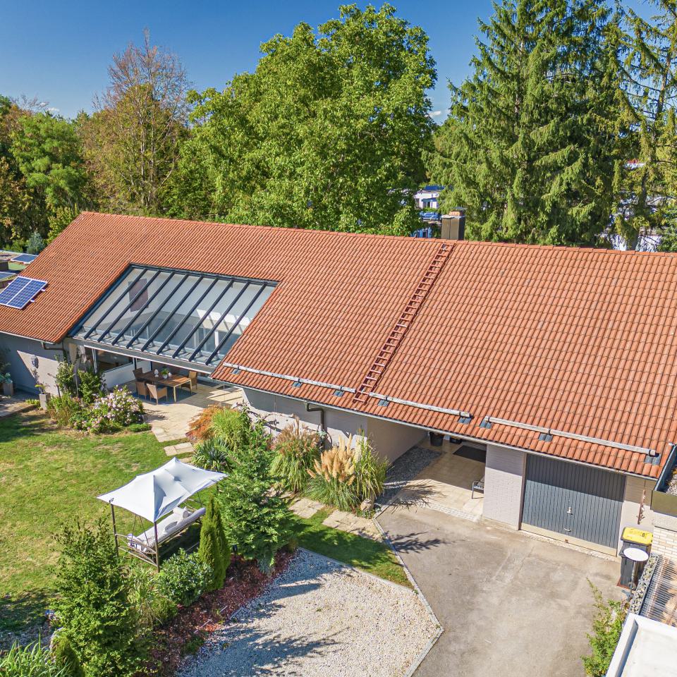 Wer das Besondere sucht? Traumhafter Bungalow mit Whirlpool chic und modern Hier erwartet Sie eine ganz besonders schöne Immobilie in Bad Wörishofen.
Hervorragender Bungalow modernes, chices Wohnen verteilt auf über 341 qm. Ideal für die große Familie oder Mehrgenerationen, zudem gewerbliche Nutzung möglich.