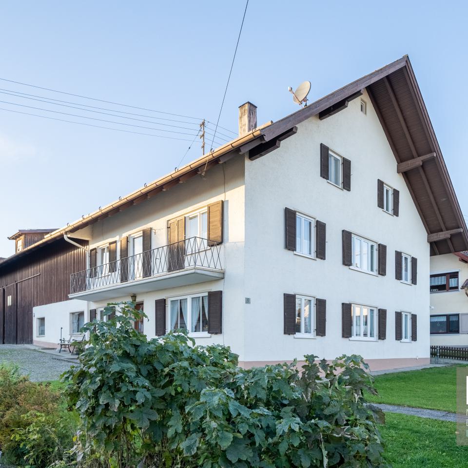Ein Stück Heimat: Bauernhof mit Weitblick Wohnen, Leben, durchatmen So eine Gelegenheit kommt selten.. hervorragendes, landschaftlich reizvolles Grundstück mit einem Bauernhaus mit kleiner Stallungen. Ideal für Tierliebhaber und Menschen, die in der Natur neue Wege gehen möchten. Ideal für Mehrgenerationen, Bio-Hofmarkt etc.

Kapital: 629.000€
