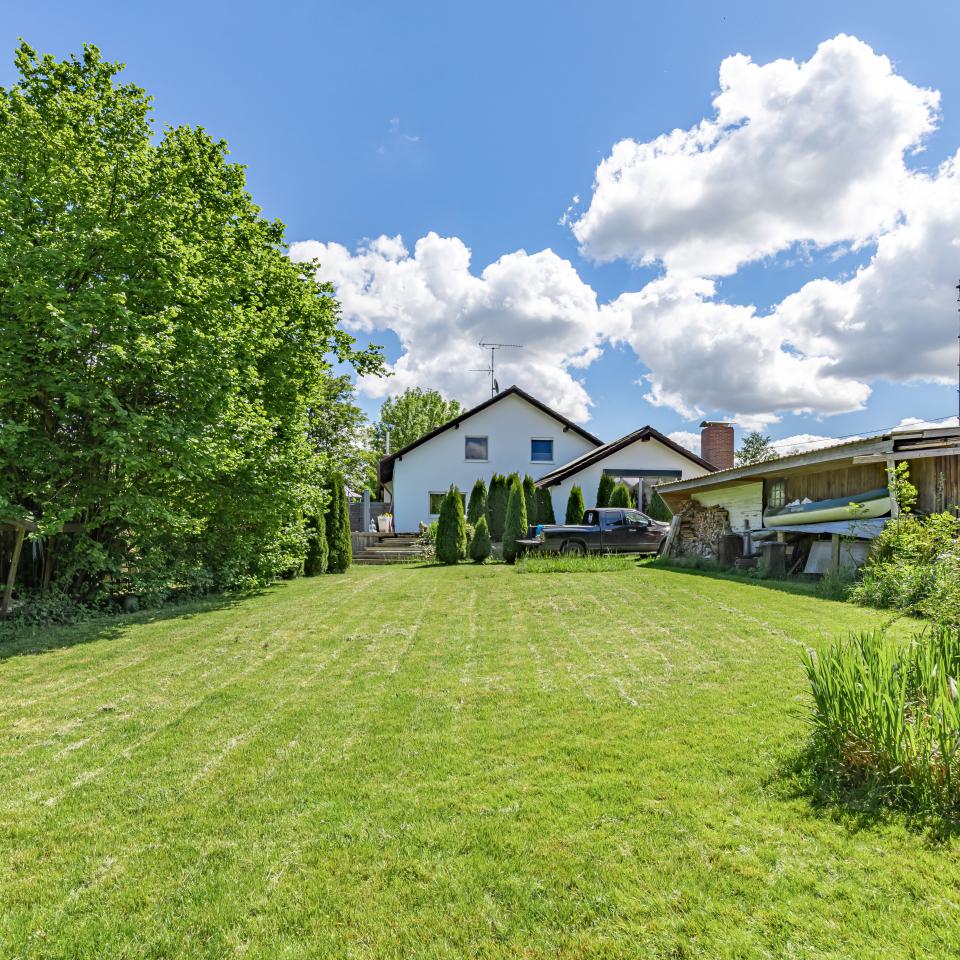 Zweifamilienhaus mit Baureserve Pool & Top Renditechancen Großzügiges Zweifamilienhaus in einem charmanten Ortsteil von Lamerdingen (Ostallgäu)
Die Immobilie befindet sich auf einem 1.354qm großen Grundstück, das sich aus zwei separaten Flurnummern zusammensetzt.
Aktuell werden vier kleine Apartments auf dem Anwesen für eine sehr lukrative Ferienvermietung genutzt.
Perfekt geeignet auch für ein Mehrgenerationenprojekt.
Kapital: 760.000€
-Viel Platz
-Terrasse mit Pool

