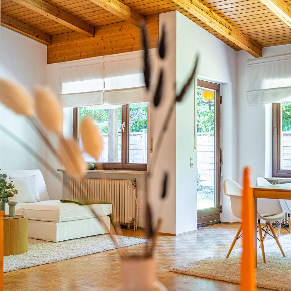 Top- Gelegenheit Zeitloser Bungalow in Greifenberg kurze Wege zum Ammersee Bungalow mit Wintergarten Wohnfläche 143,17 qm und großem Keller.
Sehr gute, ruhige Lage in Greifenberg. Kurze Wege zum Ammersee
Uneinsehbarer Garten mit viel Privatsphäre.
Hier passt das Preisleistungsverhältnis. Ideal für Singles,  Paare oder auch kleinere Familie.

Kaufpreis: 579.000€
