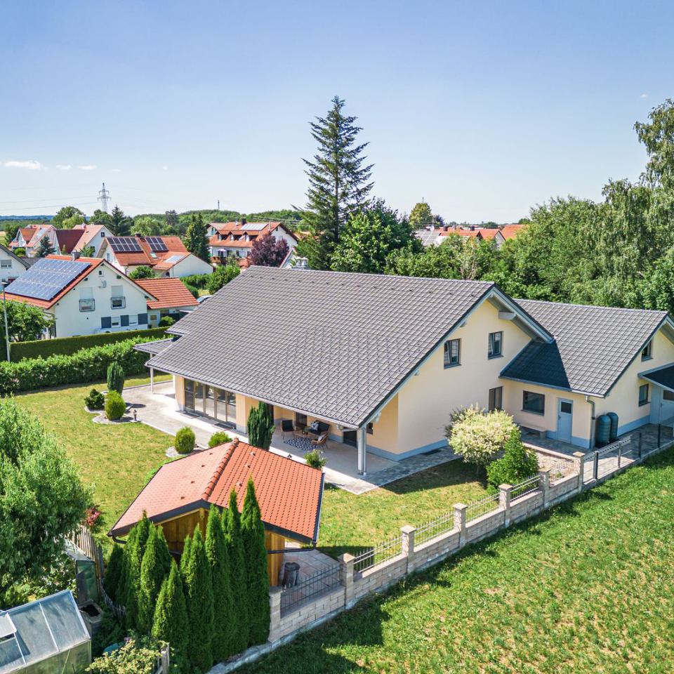 Absolute Spitzenklasse einmaliges Einfamilienhaus Türkheim OT Irsingen  Einmaliges Einfamilienhaus Top ausgestattet
-Baujahr 2012
-Grundstücksfläche 1000 m²
-aktuelle Wohnfläche 155 m² Dachgeschoss mit 120 m²
-Bürotrakt mit separatem Eingang

Kapital: 895.000€