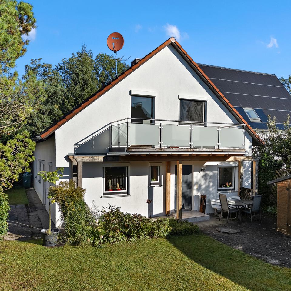 Charmantes Einfamilienhaus mit sonnigem Garten und großem Balkon! Ruhige Lage, ideal für Familien! Gepflegtes Einfamilienhaus auf großzügigem Grundstück in ruhiger Lage, nur 4 km vom Ammersee entfernt. Praktischer Grundriss mit gut geschnittenen Zimmern, ideal für Familien oder Paare. Highlight: unverbaubarer Blick ins Grüne – hier genießen Sie Ruhe und Weitblick!

Kapital: 639.000€