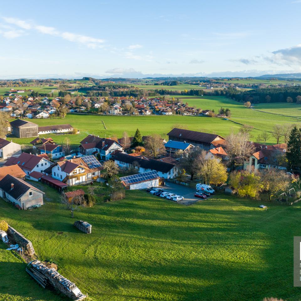 Rauf aufs Land - das letzte Baugrundstück  zu verkaufen Ideal für junge Familien und Mehrgenerationenprojekte und vieles mehr... Grundstücksgröße:390 qm Projektiert für EFH

Dieses Grundstück wird provisionsfrei angeboten. 

Kapital 200.000€ 

