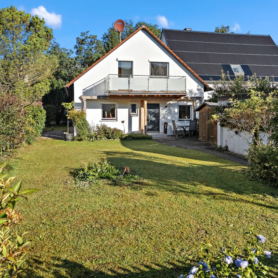 Charmantes Einfamilienhaus mit sonnigem Garten und großem Balkon! Ruhige Lage, ideal für Familien! Gepflegtes Einfamilienhaus auf großzügigem Grundstück in ruhiger Lage, nur 4 km vom Ammersee entfernt. Praktischer Grundriss mit gut geschnittenen Zimmern, ideal für Familien oder Paare. Highlight: unverbaubarer Blick ins Grüne – hier genießen Sie Ruhe und Weitblick.

Kapital: 590.000€

Kontaktieren Sie mich für mehr Informationen direkt über meine Webseite.